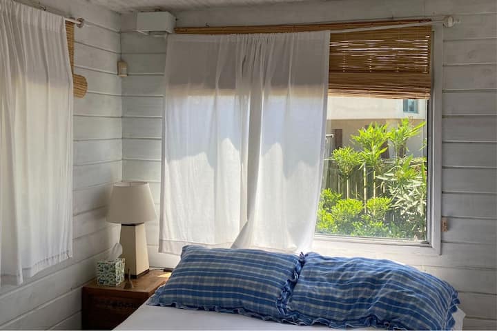 Chambre 2, en bas avec salle de bain en suite.  Lit complet, placard et table de chevet avec lampe de lecture.  