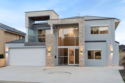 Luxury Six bed room Canal House!