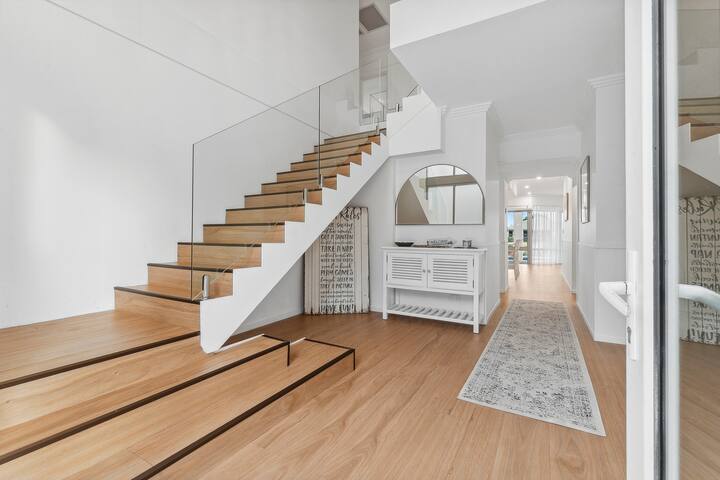 Luxury Six bed room Canal House! gallery image 2