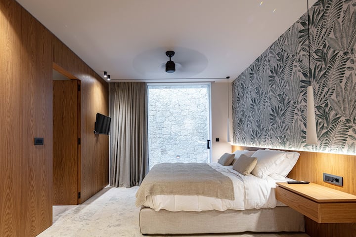 Ova spavaća soba također ima TV od 81cm, ormar od poda do stropa i izravan pristup privatnom i šarmantnom Cour Anglaiseu.