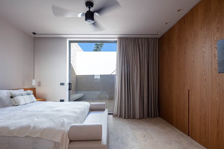 Također ima ormar od poda do stropa, TV od 81cm i izravan pristup šarmantnom Cour Anglaiseu.