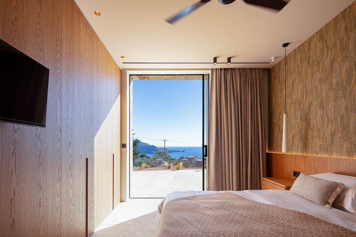 Ova spavaća soba ima bračni krevet (1,80 x 2,00) i vlastitu kupaonicu s tuš-kabinom.