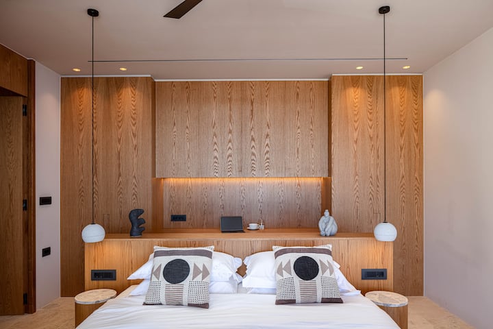 Ova spavaća soba također ima radni stol, ormar od poda do stropa i izravan pristup bazenu s pogledom na more i okolni krajolik koji oduzima dah.