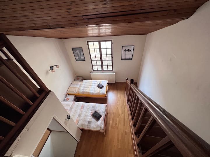 ห้องนอน 3 พร้อมชั้นลอย: เตียงเดี่ยว 3 หลังขนาด 90 x 200 (เครื่องปรับอากาศ)