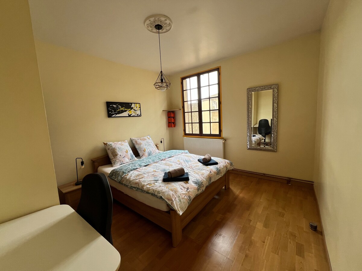 Spavaća soba 2 s bračnim krevetom 160 x 200 + radni prostor.
(klima-uređaj)