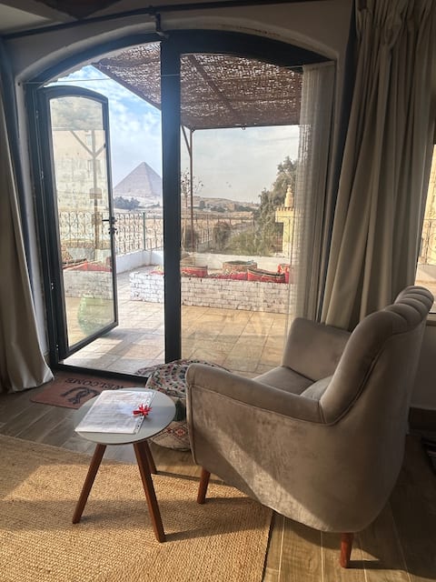 Horserider's home - with view of pyramids+terrace