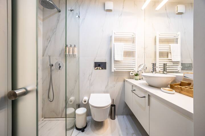 T’Luz · 2 Bedroom by the Sea w/ Sunroom Garden gallery image 5