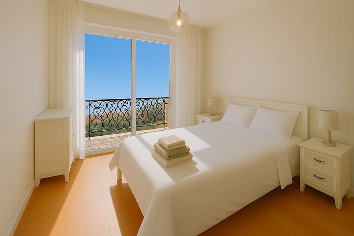 Un dormitorio tranquilo con una cómoda cama doble, un balcón francés para una bonita vista y mucha luz natural que calienta la habitación.