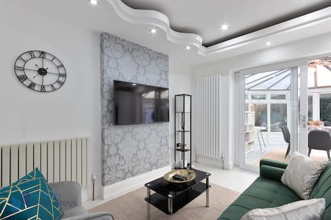 Top Airbnb: Large Comfy 4BR, Ideal for Workers, FREE Parking in Croydon