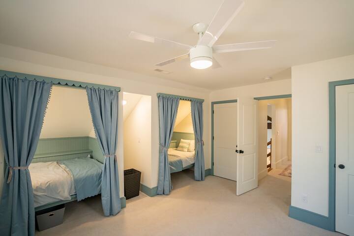 Upstairs children's bedroom 