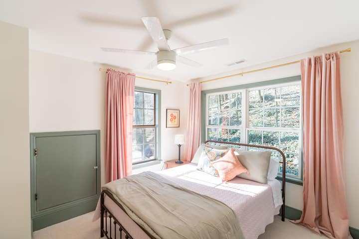 Upstairs guest bedroom 