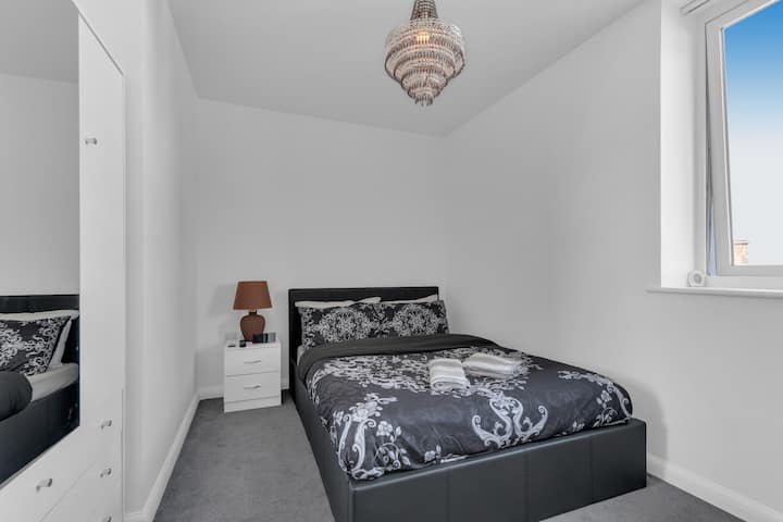 Chumba cha kulala chenye nafasi kubwa, kitanda cha kifahari chenye ukubwa wa mara mbili kilicho na matandiko ya

Televisheni ya skrini janja ya gorofa

Kabati

Bafu mahususi lenye vifaa vya kisasa na vifaa vya usafi wa mwili

Madirisha makubwa, mwanga wa asili na mandhari ya kupendeza

Meza ya kando ya kitanda iliyo na bandari za kuchaji