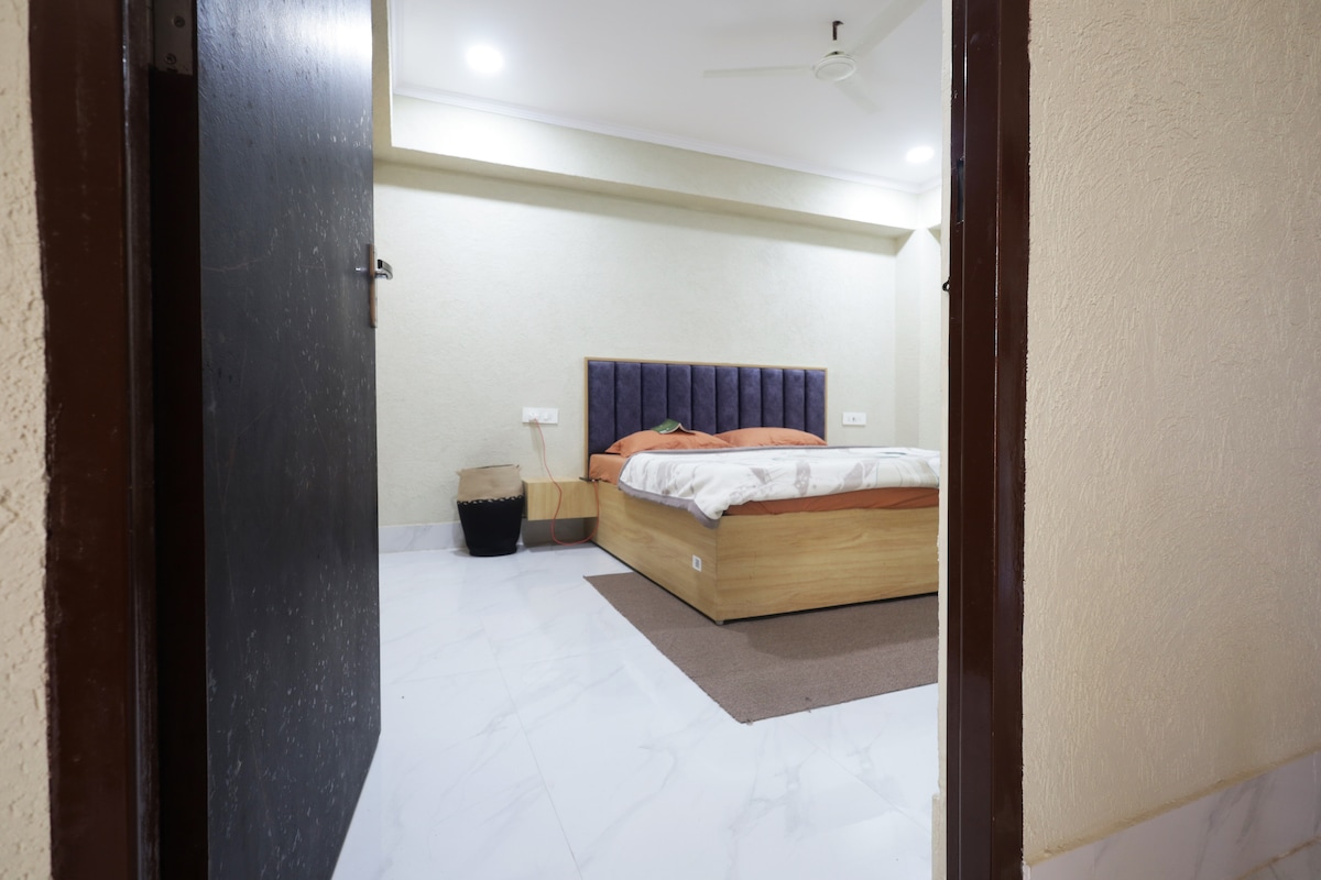 נוחות נעימה: שקעו במיטת הקינג סייז המפוארת שלכם והירגעו; נ.ב.: מזגן מפוצל של 1.5 טון (AC) מותקן על המיטה (עדיין לא מצולם בתמונות)