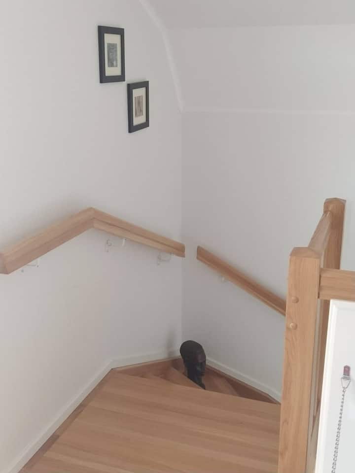 Spavaća soba na katu sa zasebnim kupaonicama.