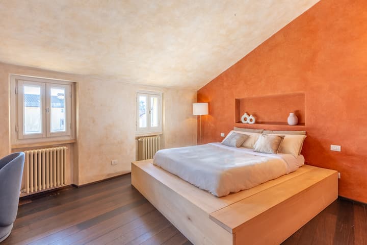 Spálňa

Posteľ v japonskom štýle
Dizajnový stôl
Minimálne dekoratívne predmety
Vlastná kúpeľňa
Výhľad na mesto
