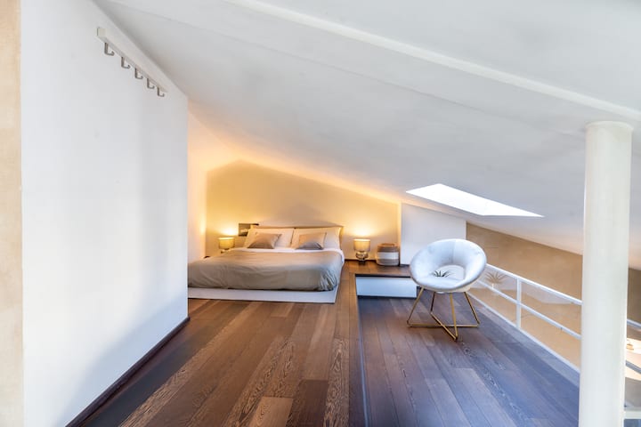 Spálňa 2

Obývací priestor s dvoma obláčkami a konferenčným stolíkom
Elegantná Rettivaligia
Dizajnová stolička
Posteľ v japonskom štýle
Výhľad na mesto
