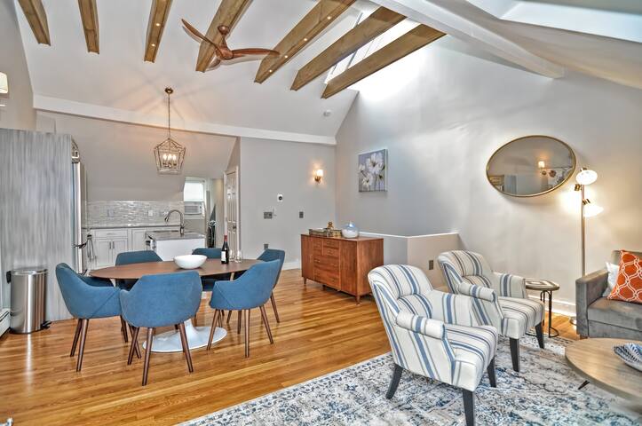 Stately on Cedar Elegant Beacon Hill Penthouse NEW gallery image 5