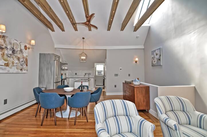 Stately on Cedar Elegant Beacon Hill Penthouse NEW gallery image 3