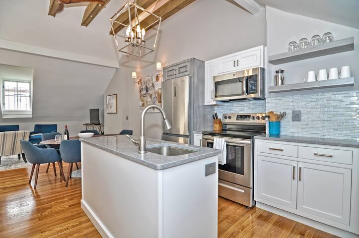 Stately on Cedar Elegant Beacon Hill Penthouse NEW gallery image 4