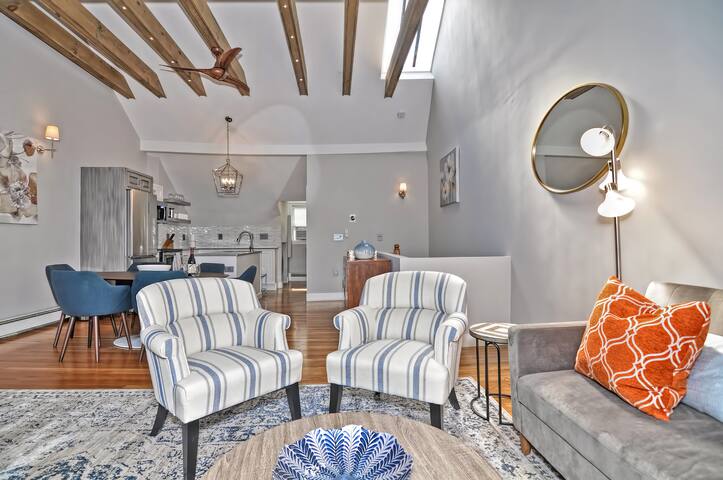 Stately on Cedar Elegant Beacon Hill Penthouse NEW gallery image 2