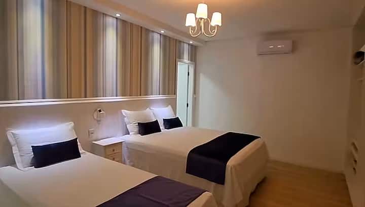 Апартман 2 - горен кат 
Има 1 кутија брачен кревет (широк 150-179 см), 1 кутија Bicama (96 x 2 03 см) со помошен кревет, вграден плакар, топол/ладен клима уред и приватна бања 