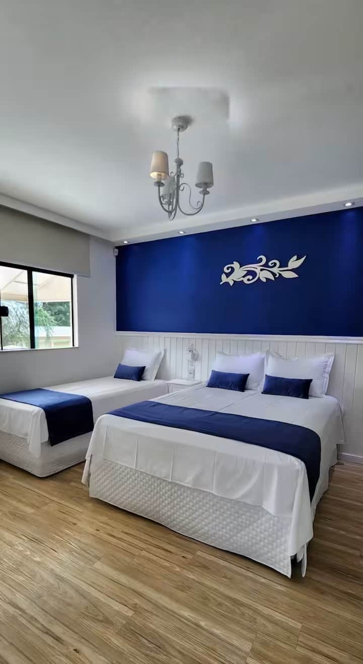 Апартман 3 - горен кат 
Има 1 кутија брачен кревет (широк 150-179 см), 1 кревет Solt Box. (96 x 2 03 см) , вграден плакар, топол/ладен клима уред и приватна бања 