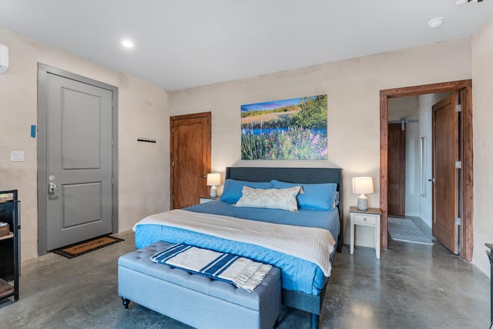 Suita 4 - 550 ft² w/dush i madh (kokë dushi e katërfishtë)