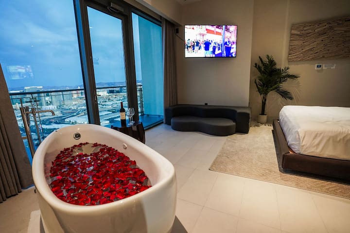 Penthouse 3BR 6 Beds Relaxing tub StripViewB58