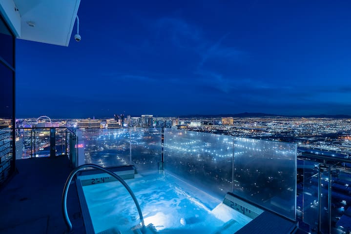 Penthouse 3BR 6 Beds Relaxing tub StripViewB58 gallery image 2