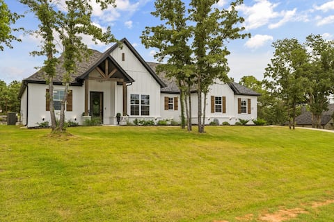 The Urban Acre:
Modern Farmhouse+Outdoor Fireplace