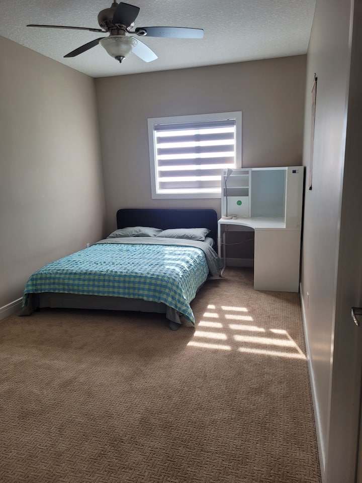 Habitación con excelentes vistas de las puestas de sol. Tiene un escritorio.