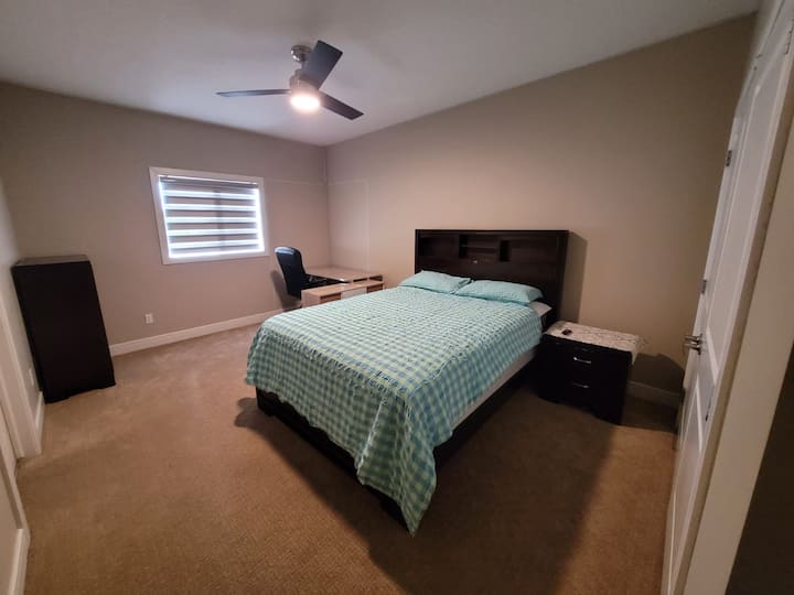 Esta habitación también tiene una mesa y una silla.