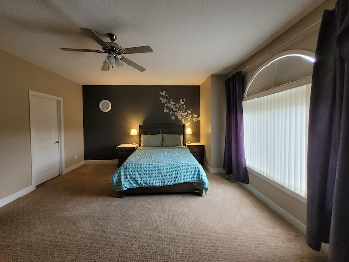 La habitación más grande de la casa, tiene acceso a la lavandería. Gran ventana orientada al este. Tiene un espacio de trabajo que se puede utilizar para trabajar a distancia.