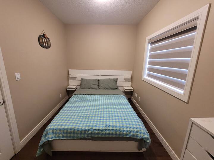 Un acogedor dormitorio completo en la planta principal.