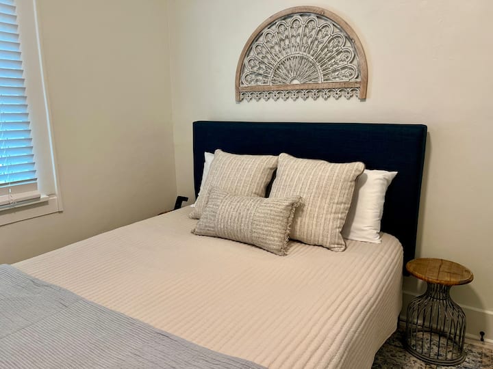 Დაისვენეთ მეორე საძინებელში, კომფორტული ორადგილიანი საწოლითა და კლასიკური კომოდით მოსახერხებელი შესანახად. Ეს მიმზიდველი საცხოვრებელი გთავაზობთ სიმარტივისა და კომფორტის იდეალურ ნაზავს მშვიდი სტუმრობისთვის.