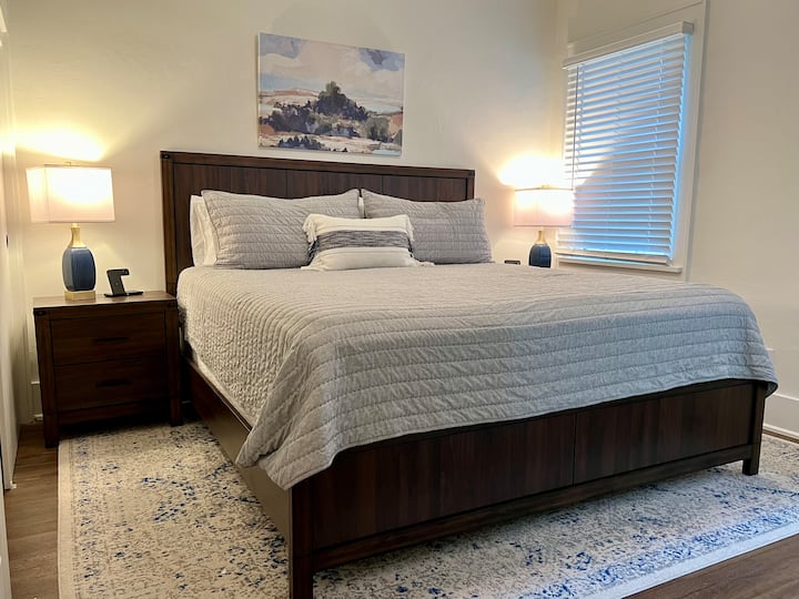 Დაისვენეთ მთავარ საძინებელში, სადაც დიდი ზომის საწოლი გიწვევთ კომფორტისთვის.