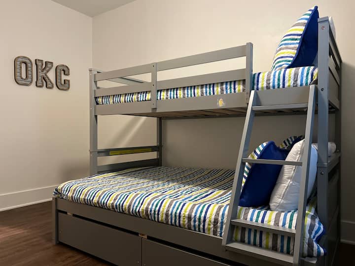 Კეთილი იყოს თქვენი მობრძანება მყუდრო ორსართულიან ოთახში, რომელიც იდეალურია ბავშვებისა და ოჯახებისთვის! Ეს სახალისო სივრცე აღჭურვილია ტელევიზორით გასართობად და შექმნილია პატარების გათვალისწინებით.