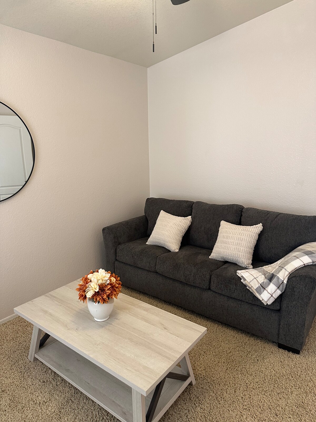 Táto pohodlná pohovka sa rozkladá na manželskú posteľ veľkosti Queen pre viac miesta na spanie.  