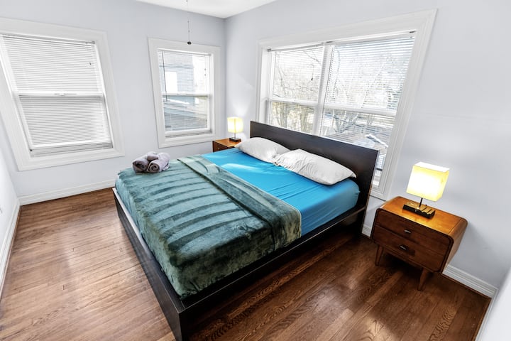 استرخ في غرفة النوم الهادئة هذه التي تتميز بسرير عصري أنيق وبياضات ناعمة وإضاءة دافئة. تم تصميم كل التفاصيل للراحة والاسترخاء بعد يوم طويل من استكشاف المدينة.
