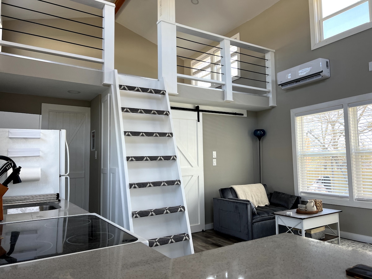 Popular Airbnb listing: Cottage Bella Hot Tub, Firepit and Grill in Tyler