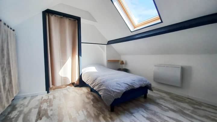 ოთახი ერთადგილიანი საწოლით