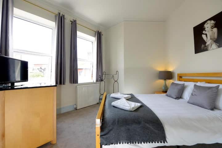 Double Room - Private Bathroom - Portsmouth
