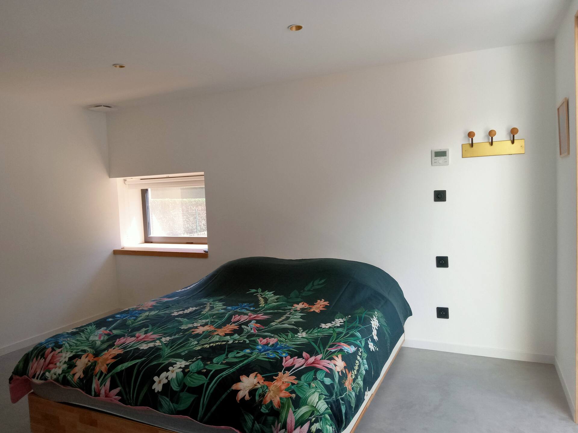 Chambre 1 — lit queen-size avec espace bureau