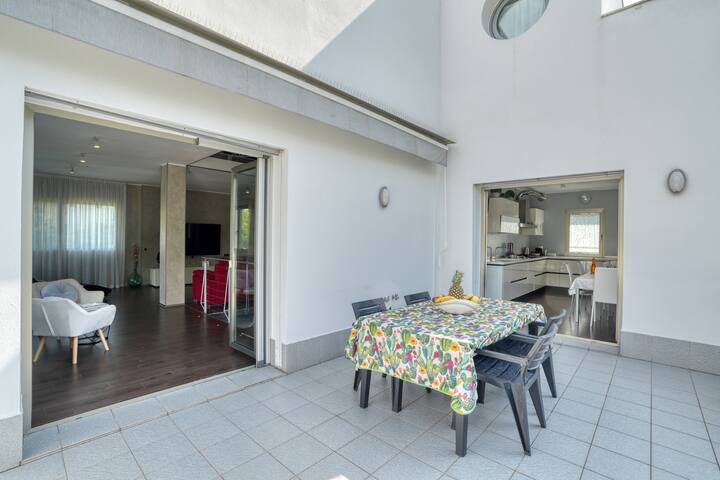 Villa moderna vicino alla spiaggia [Free parking] gallery image 4