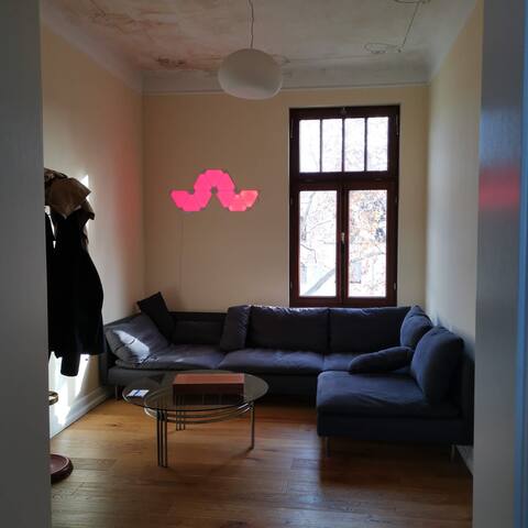 Beliebte Airbnb-Anzeige: Your home in Ehrenfeld: old building with roof terrace in Neuehrenfeld