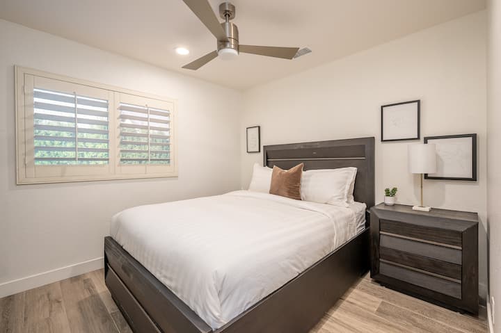 This bedroom offers a cozy, convenient space that makes it easy to unwind after a day of exploring the desert. With thoughtful amenities and a welcoming atmosphere and queen bed.