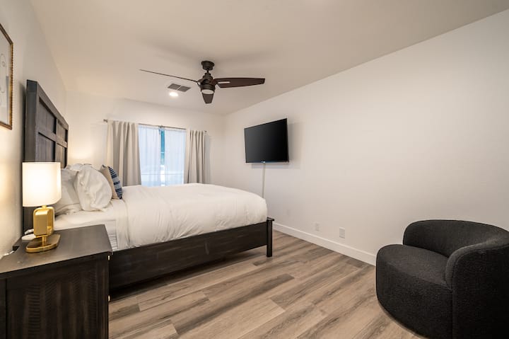 This cozy second bedroom, perfect for your stay in Indio, offers a peaceful retreat with all the comforts you need for a relaxing getaway.A comfortable queen-sized bed, outfitted with plush linens and fluffy pillows, promises a restful night's sleep.