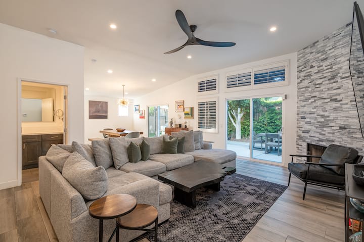 The living room area is a bright and welcoming space, designed for both relaxation and socializing.With an open-concept layout that seamlessly connects to the kitchen and dining area,it creates a spacious,airy feel perfect for gathering with friends.