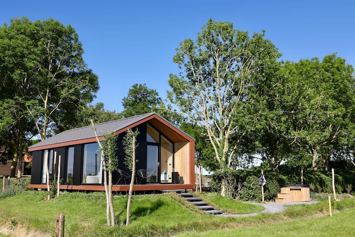 Farmyard Lodge + hot tub in the middle of the meadow