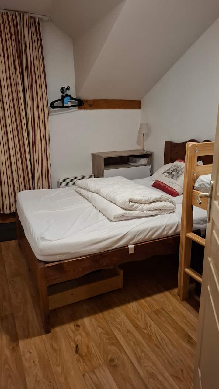 Родителска страна на леглото с скрин и закачалки + място под леглото за плъзгане на чанти и куфари. 